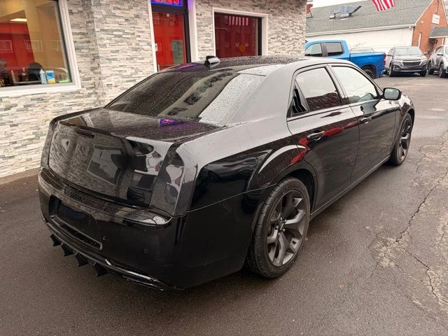 2022 Chrysler 300 view 5