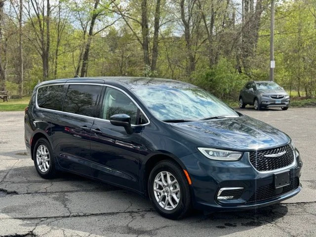 2023 Chrysler Pacifica view 3