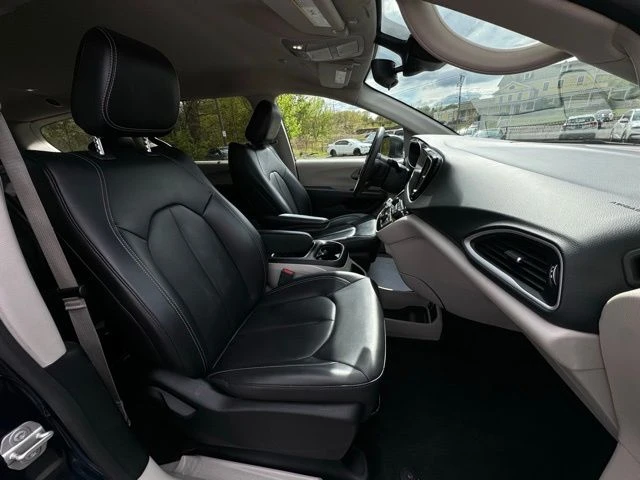 2023 Chrysler Pacifica view 4