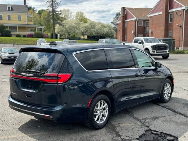 2023 Chrysler Pacifica view 5