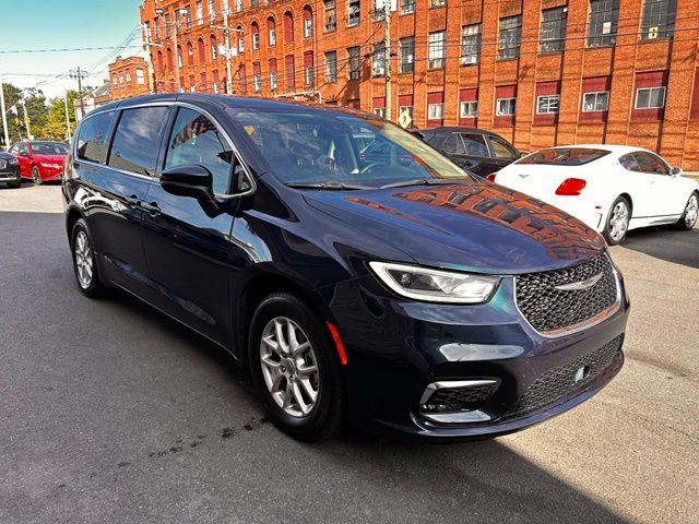 2023 Chrysler Pacifica view 3
