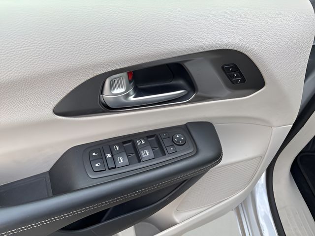 2024 Chrysler Pacifica Touring L - Photo 20