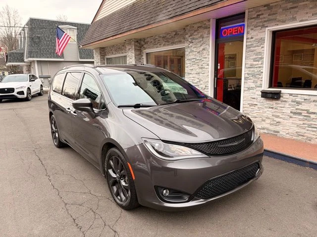 2020 Chrysler Pacifica view 3