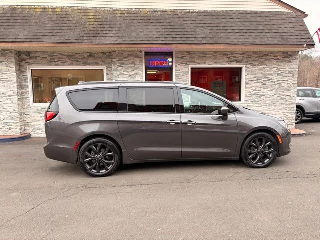 2020 Chrysler Pacifica view 4