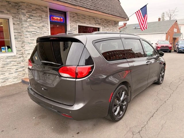 2020 Chrysler Pacifica view 5