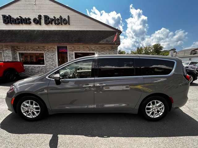 2023 Chrysler Pacifica view 3