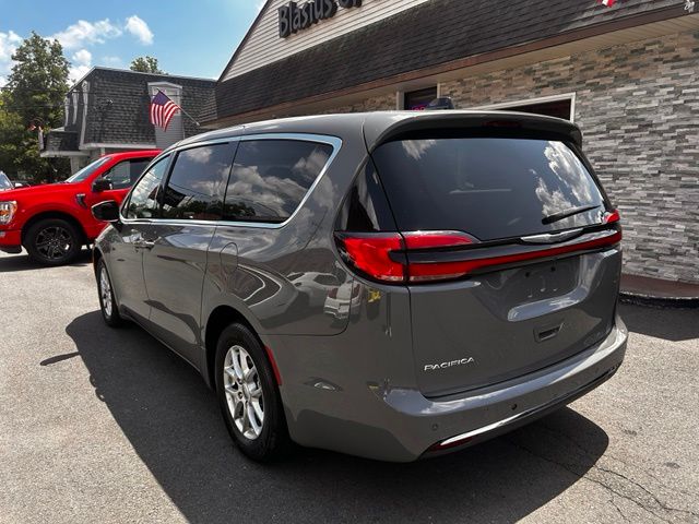 2023 Chrysler Pacifica view 4