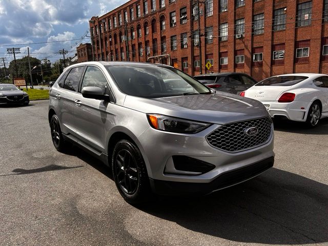2024 Ford Edge view 3