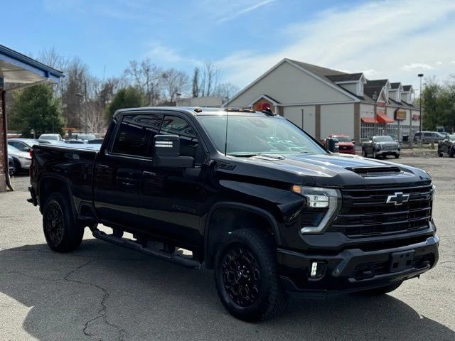 2024 Chevrolet Silverado 2500HD view 3