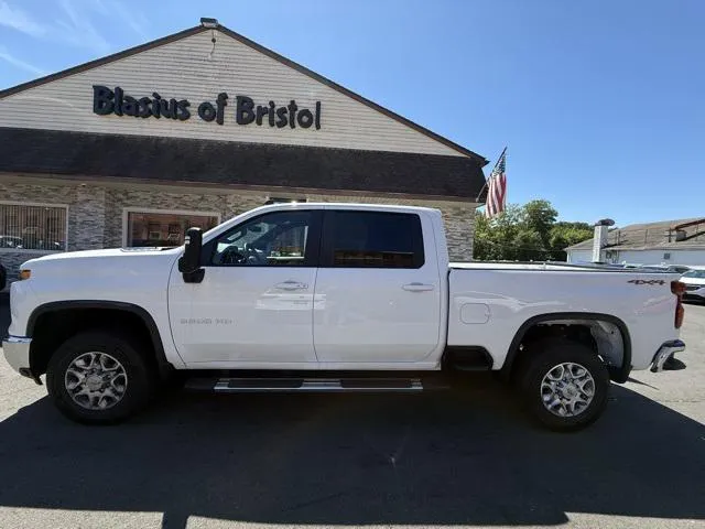 2024 Chevrolet Silverado 3500HD view 4