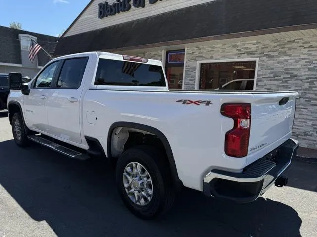 2024 Chevrolet Silverado 3500HD view 5