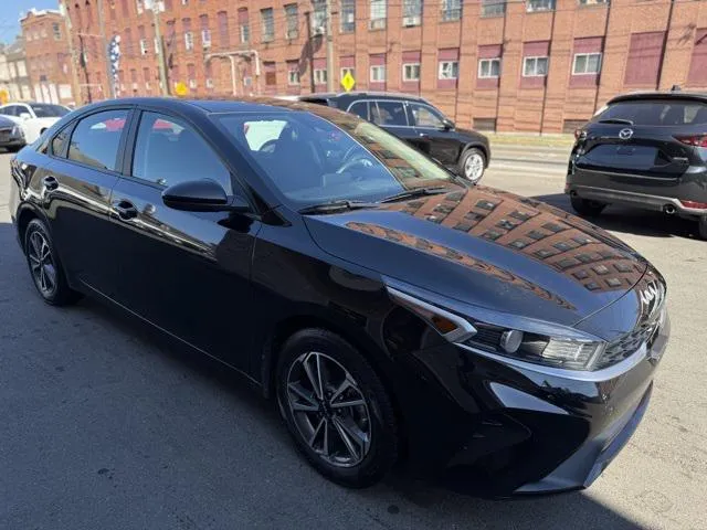 2023 Kia Forte view 3