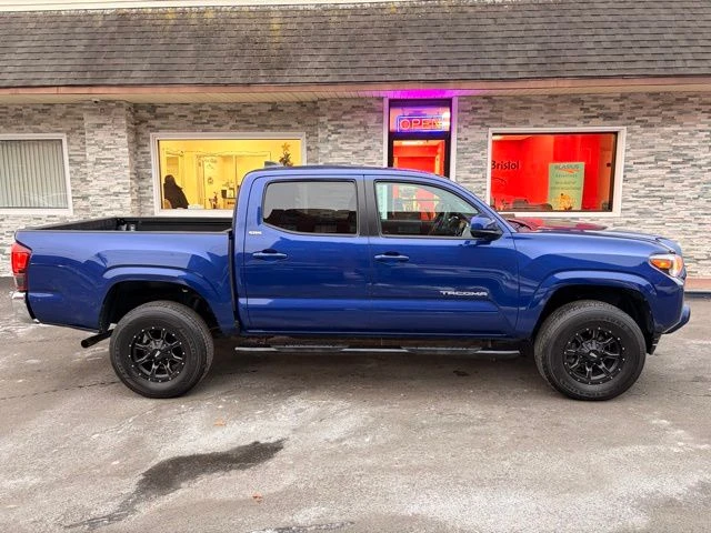 2022 Toyota Tacoma view 4