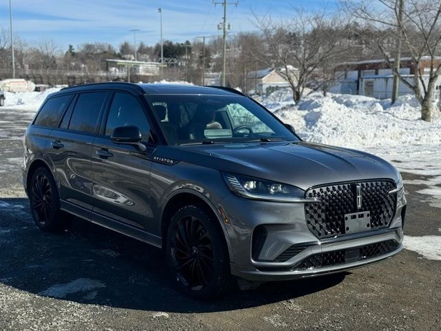 2025 Lincoln Aviator view 3