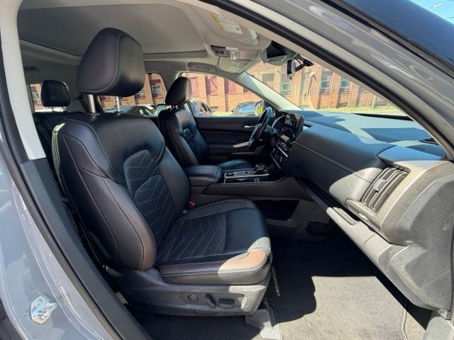 2023 Nissan Pathfinder view 3