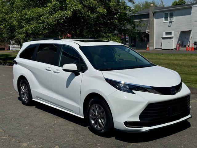 2025 Toyota Sienna view 3