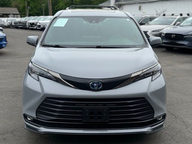 2023 Toyota Sienna view 2