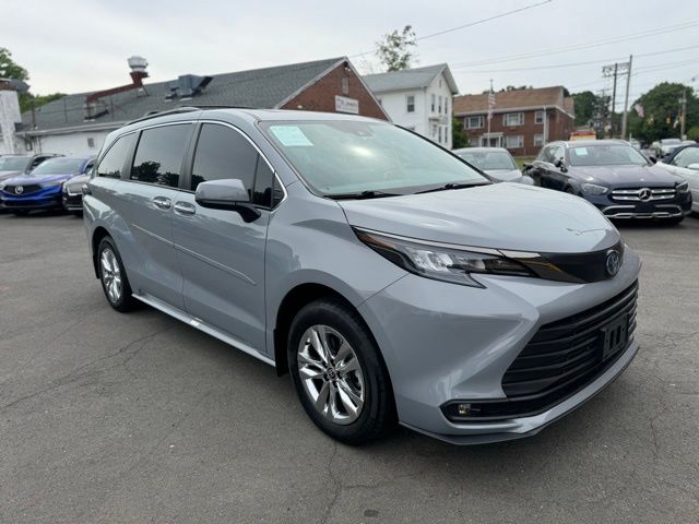 2023 Toyota Sienna view 3