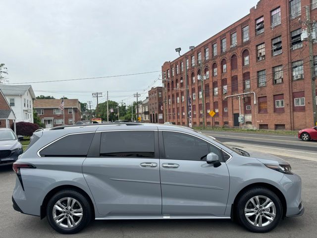 2023 Toyota Sienna view 4