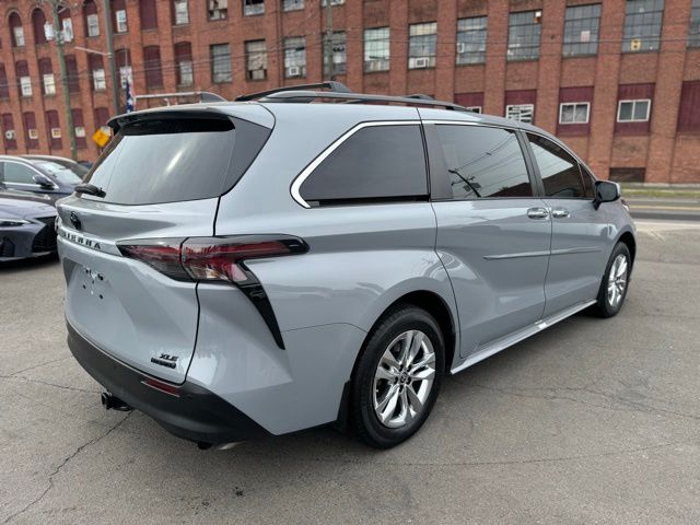 2023 Toyota Sienna view 5