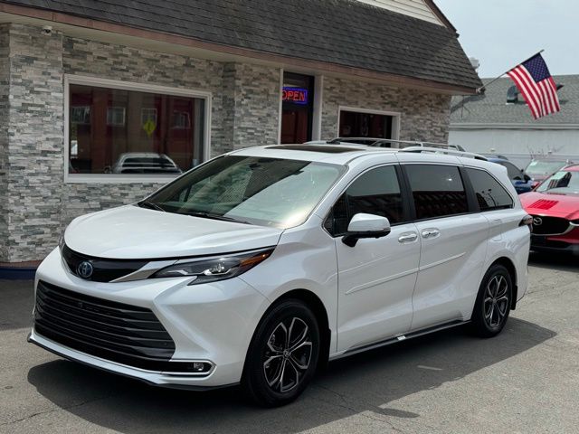 2025 Toyota Sienna Platinum 7-Passenger Hybrid AWD's photo