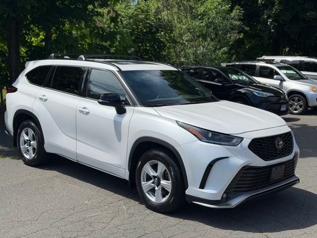 2024 Toyota Highlander view 3