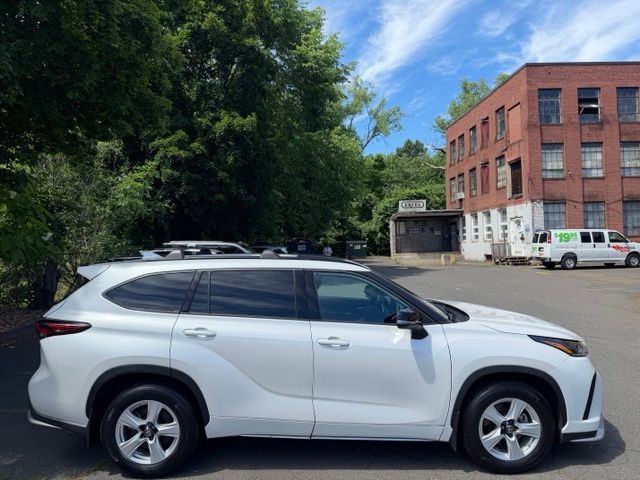 2024 Toyota Highlander view 4