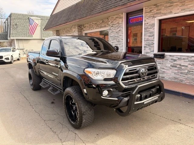 2018 Toyota Tacoma view 3