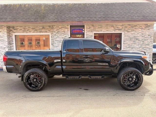 2018 Toyota Tacoma view 4