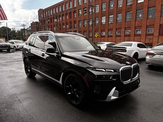 2024 BMW X7 view 3