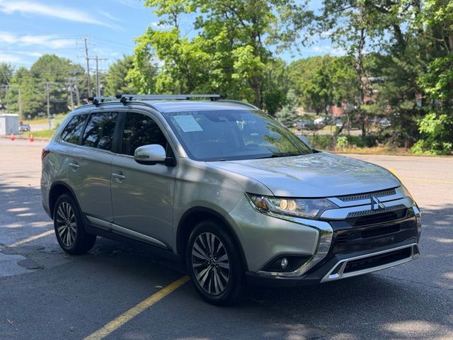 2020 Mitsubishi Outlander view 3