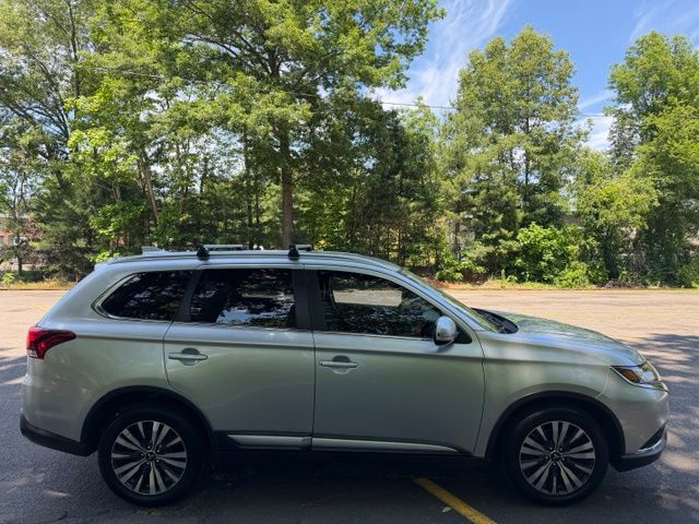 2020 Mitsubishi Outlander view 4