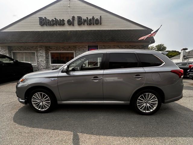 2022 Mitsubishi Outlander PHEV view 4