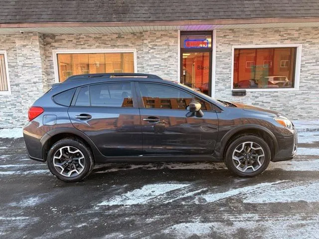 2016 Subaru Crosstrek view 4