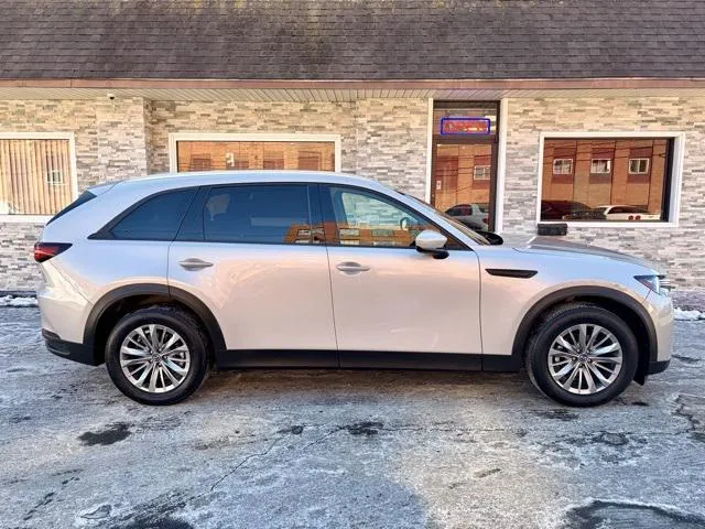 2024 Mazda CX-90 view 4