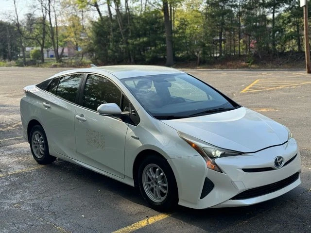 2016 Toyota Prius view 3