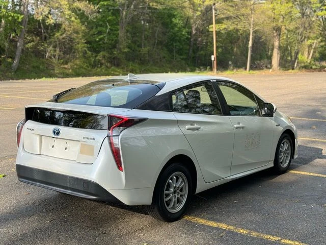 2016 Toyota Prius view 4