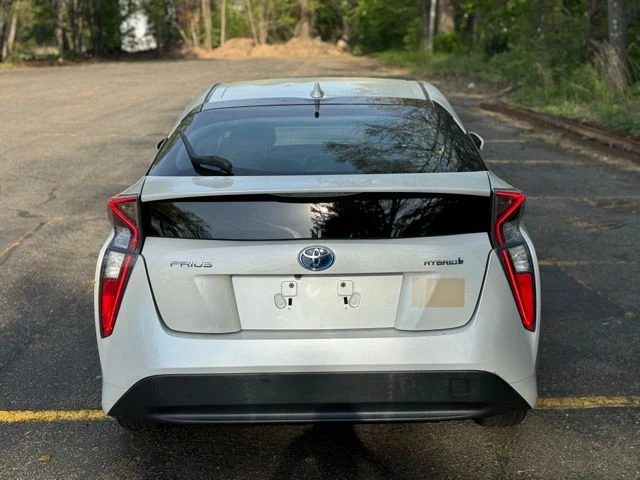 2016 Toyota Prius view 5