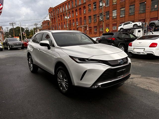 2023 Toyota Venza view 3