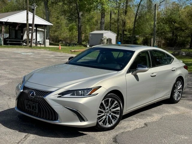 2019 Lexus ES 300h 300h's photo