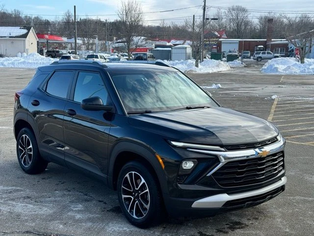 2025 Chevrolet TrailBlazer view 3