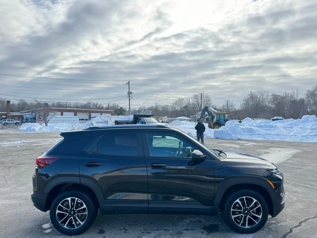 2025 Chevrolet TrailBlazer view 4