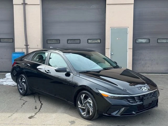 2024 Hyundai Elantra view 3