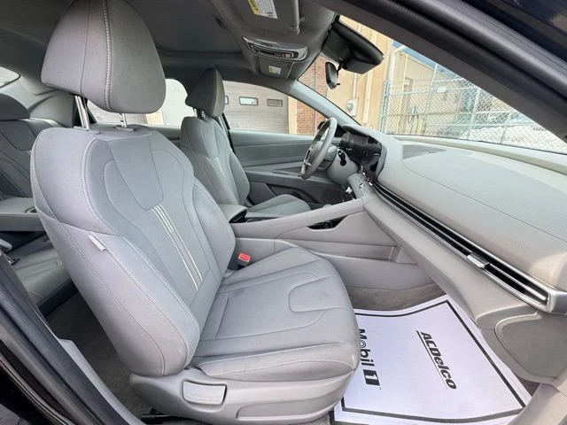 2024 Hyundai Elantra view 4