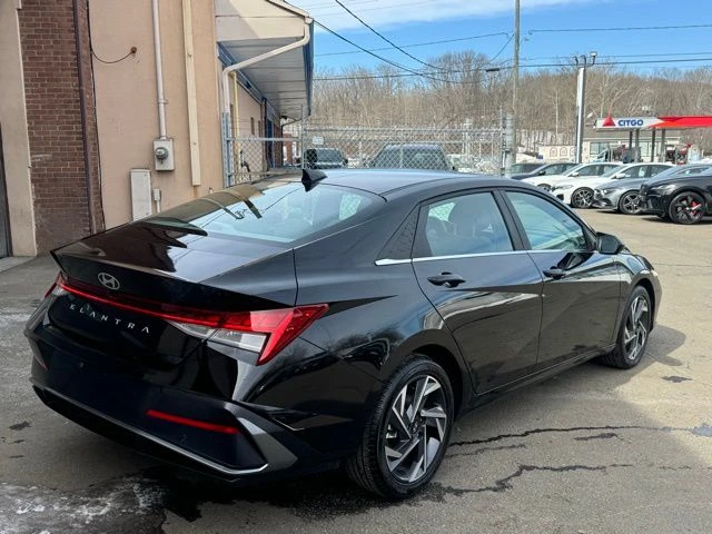 2024 Hyundai Elantra view 5