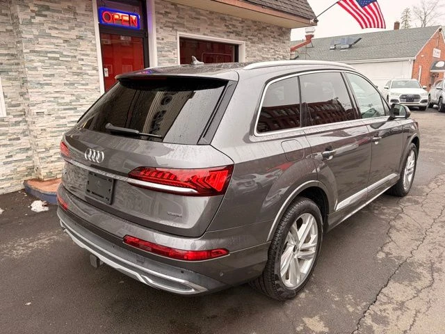 2021 Audi Q7 view 5
