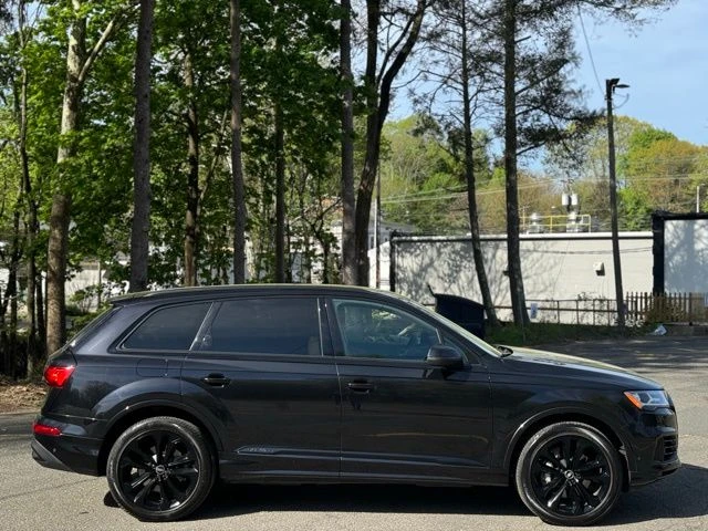 2021 Audi Q7 view 4