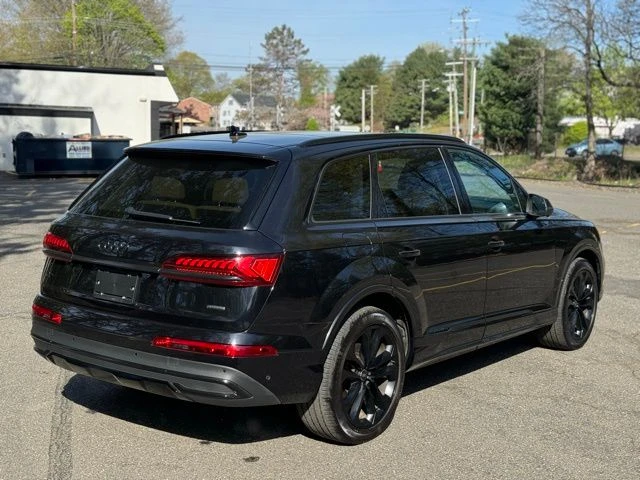 2021 Audi Q7 view 5