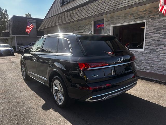 2023 Audi Q7 view 4