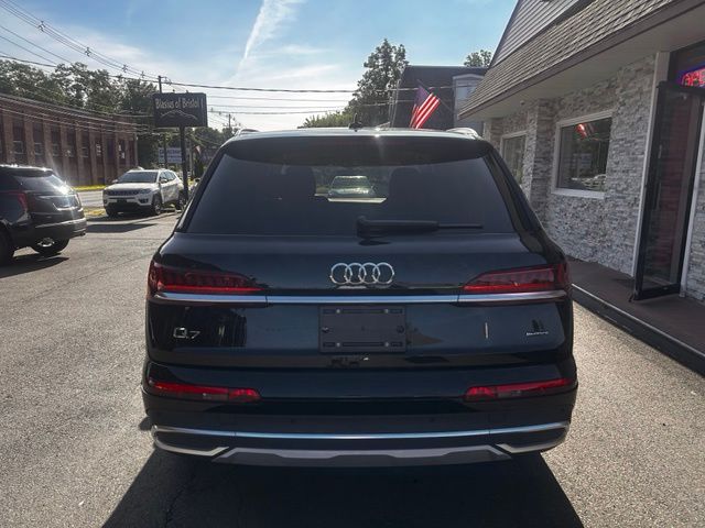 2023 Audi Q7 view 5